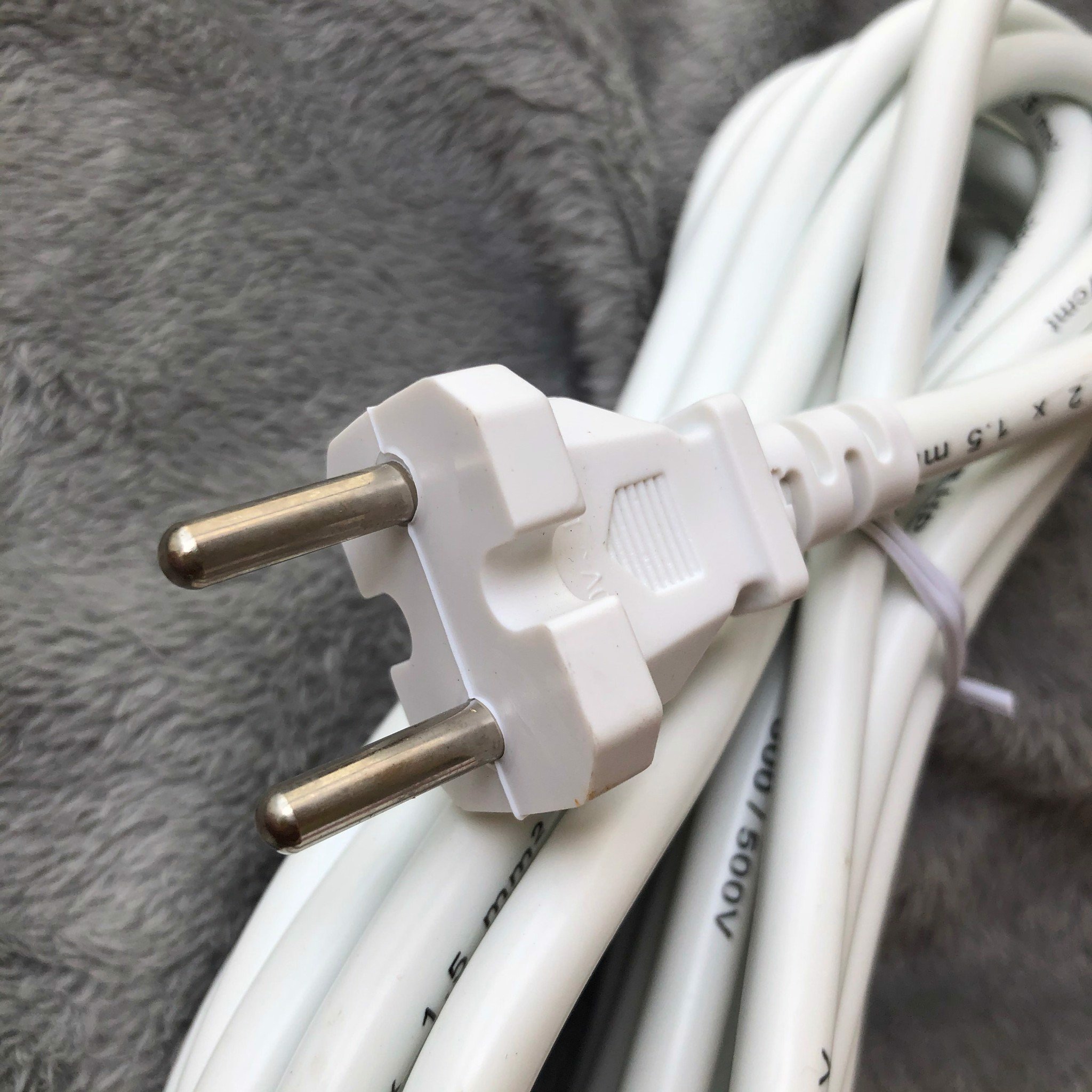 Ổ cắm Điện Quang ĐQ 001A-01 ( 6 lỗ 2 chấu )
