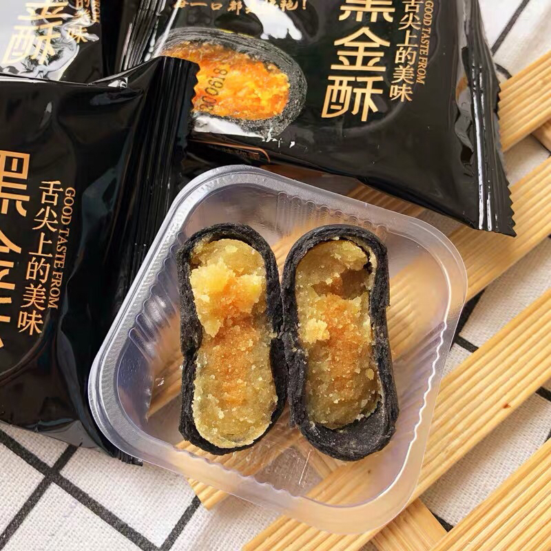 Bánh đậu đỏ trứng muối kim xa