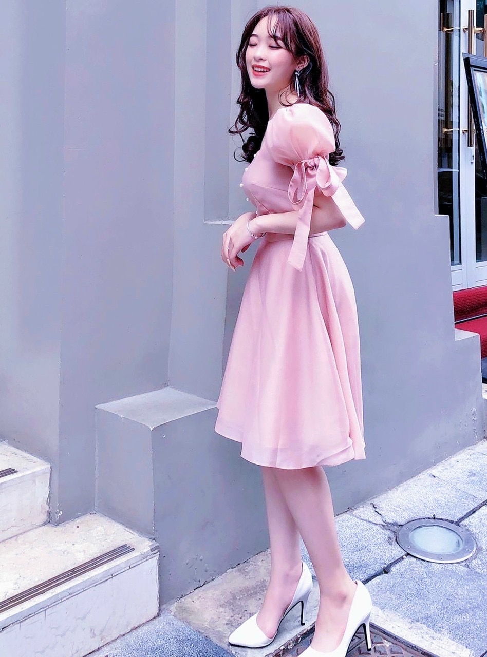 Đầm hồng cổ vuông tay nơ