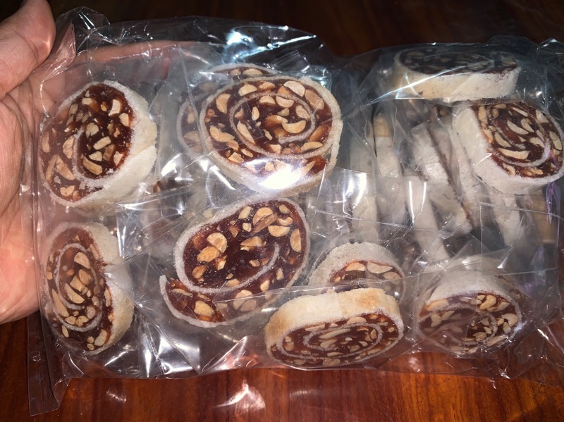 Kẹo chuối cuộn bánh phồng
