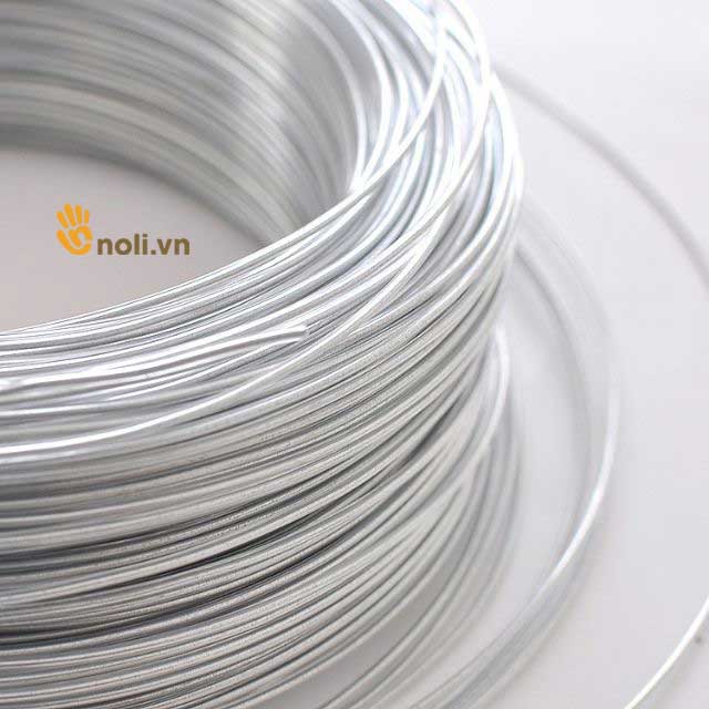 Plastic coated zinc splints the rim of the hat and creates a stuffed animal shape