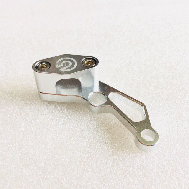 Pát Giữ Dây Dầu Cho Xe Máy Nhôm CNC (logo ngẫu nhiên)