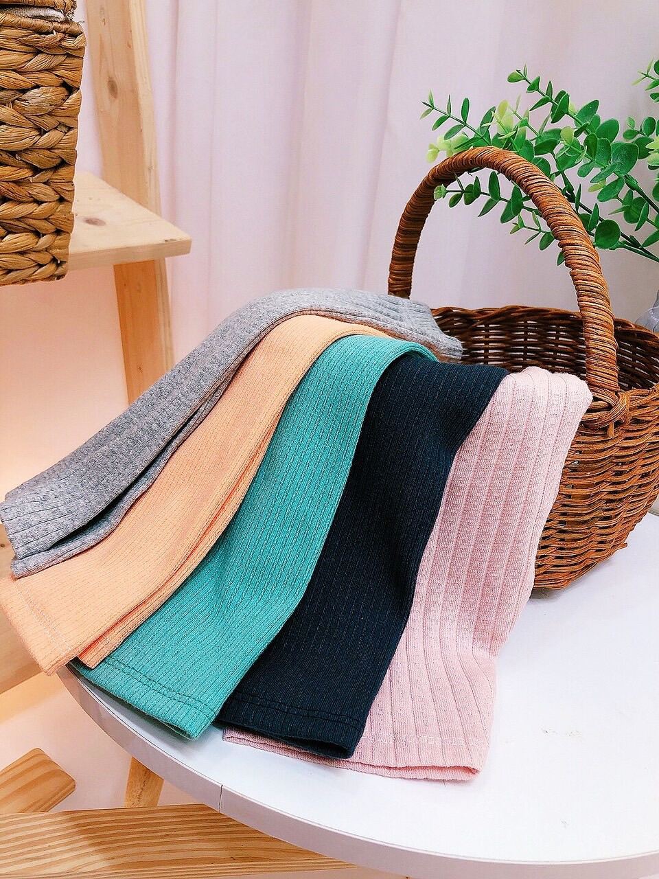 Quần legging lửng thông hơi cho bé.