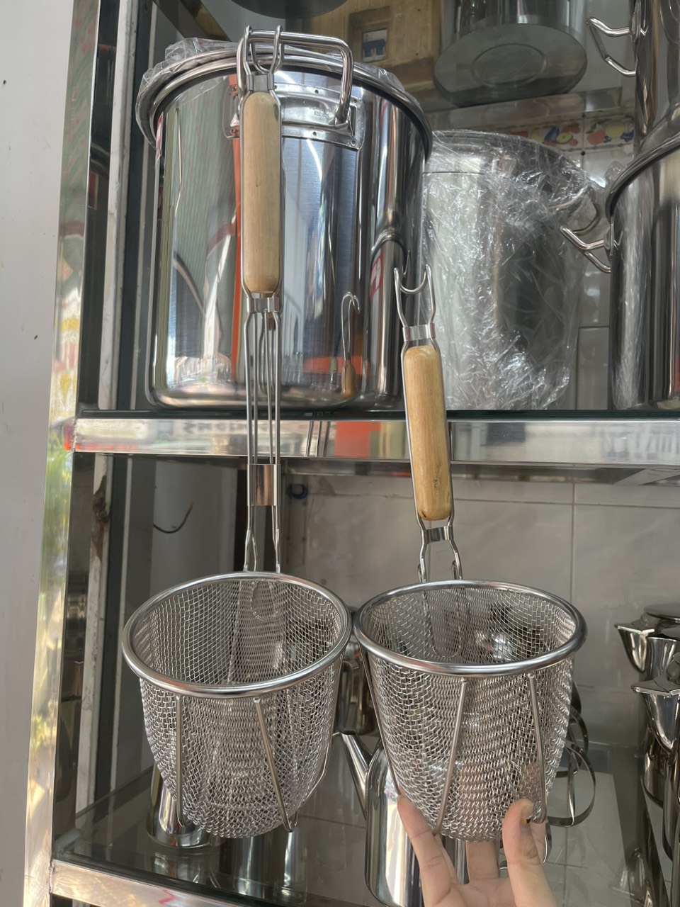 Vợt trụng hủ tiếu mì bún phở sâu lòng inox cán gổ loại dày