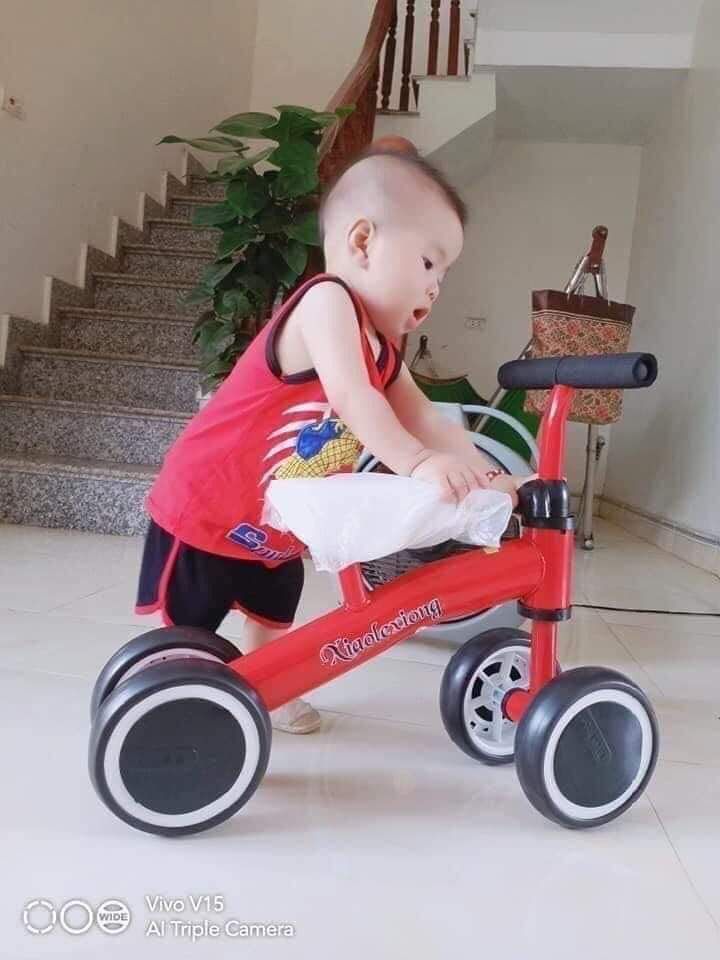 Xe chòi chân cân bằng 4 bánh cho bé