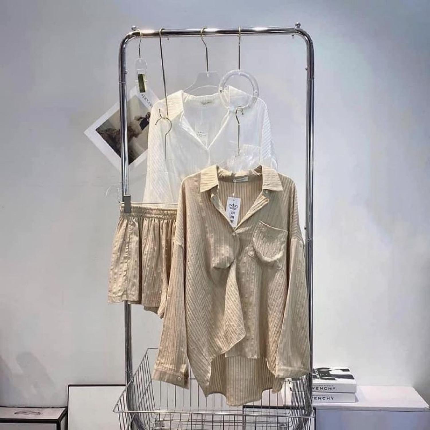 Đồ Nữ Đi Biển, Set Áo Sơ Mi Quần Short Nữ Cá Tính Hai Món Màu Trắng Be - Chất Đũi Thoáng Mát