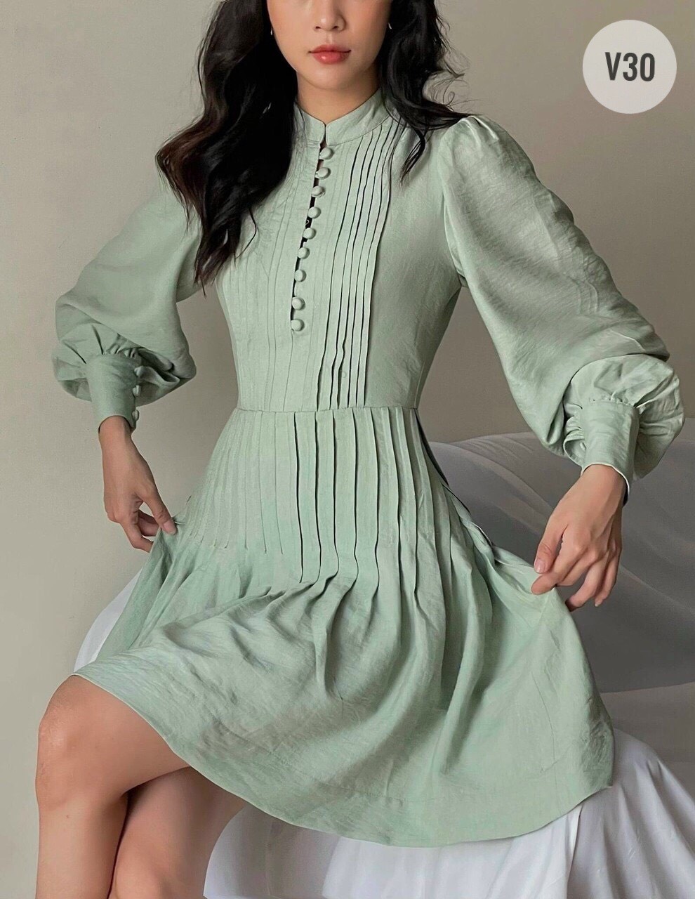 LIKEHER - Đầm trắng V30 xếp ly nút bọc