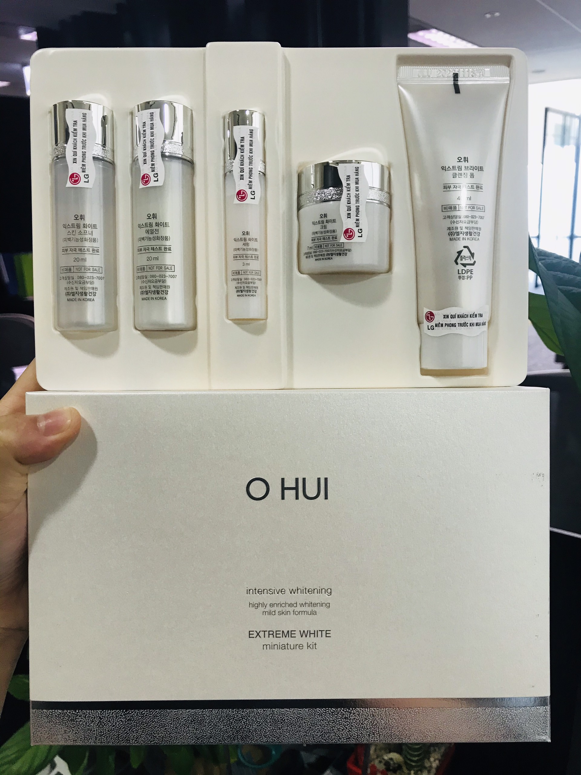 Sữa rửa mặt trắng da OHUI Extreme Bright Cleansing Foam 40ml