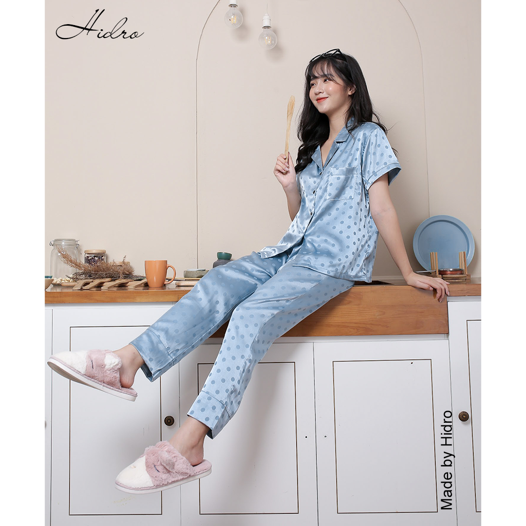 HIDRO Bộ ngủ pijama lụa gấm chấm bi tay cộc quần dài