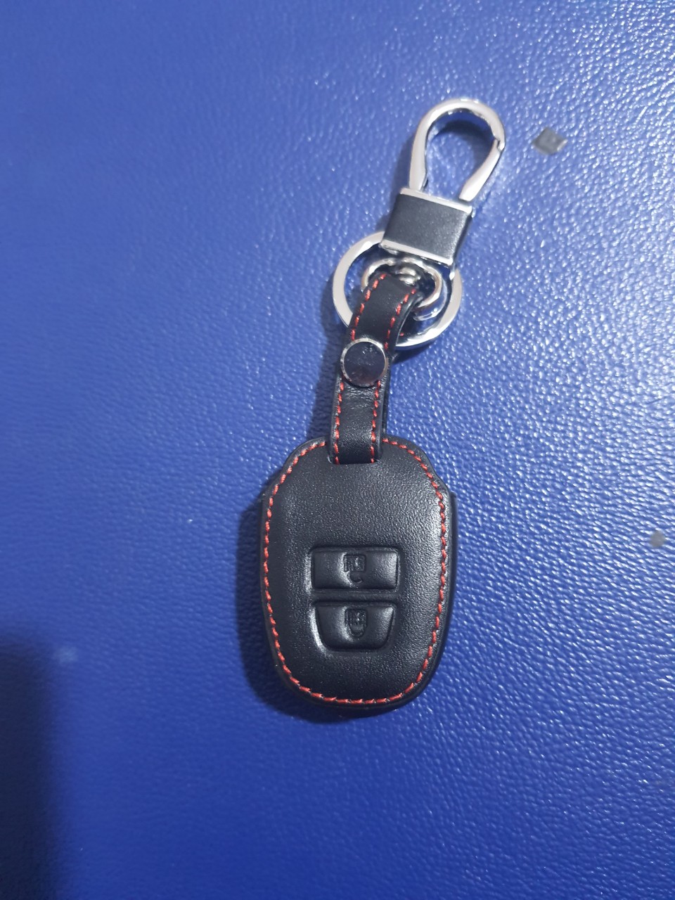 Bao da chìa khóa, ốp chìa khóa da đen chỉ đỏ Vios 2 nút