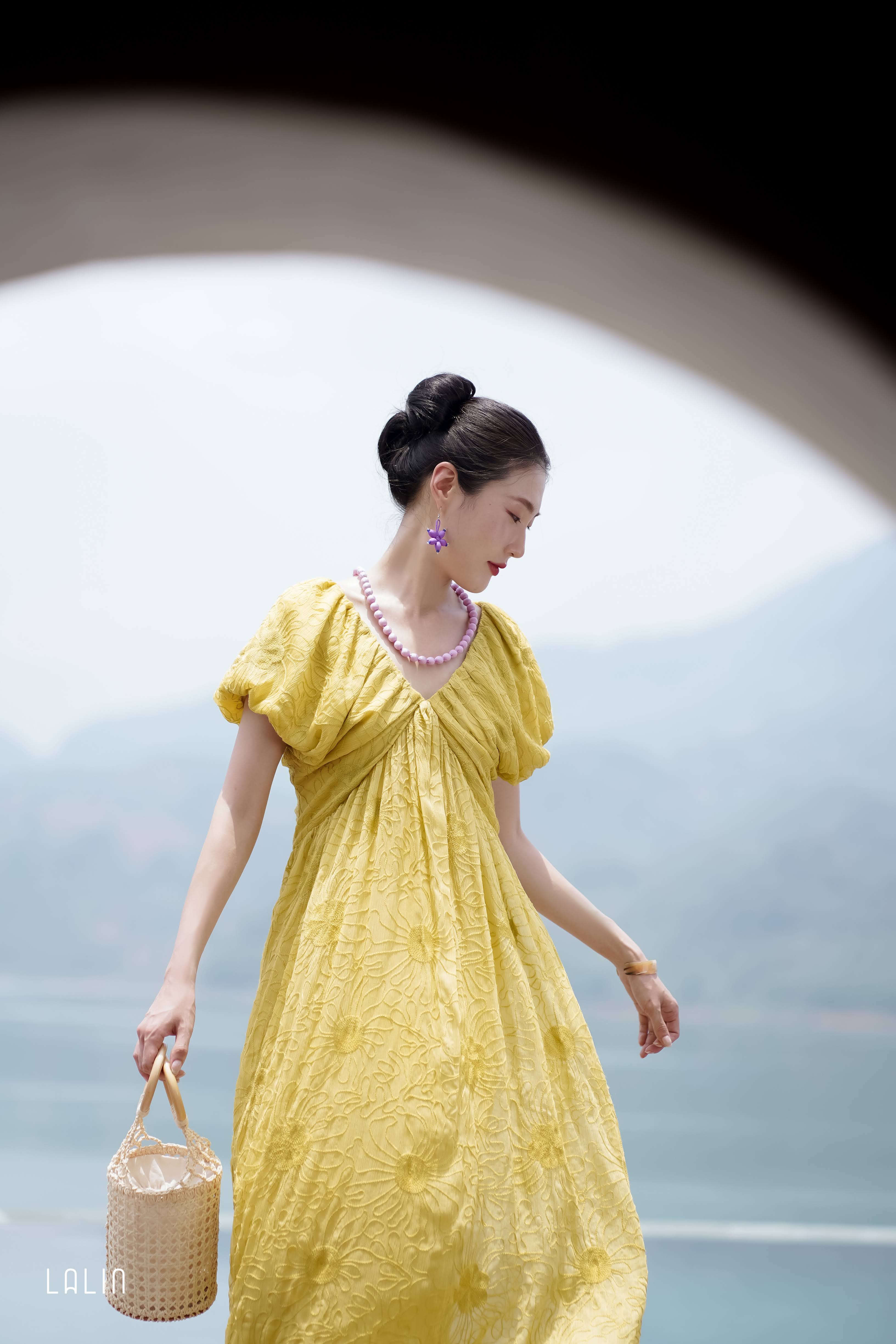 Đầm tơ thêu Lalin cổ V tay liền dáng suông họa tiết hoa nổi Dao Ánh