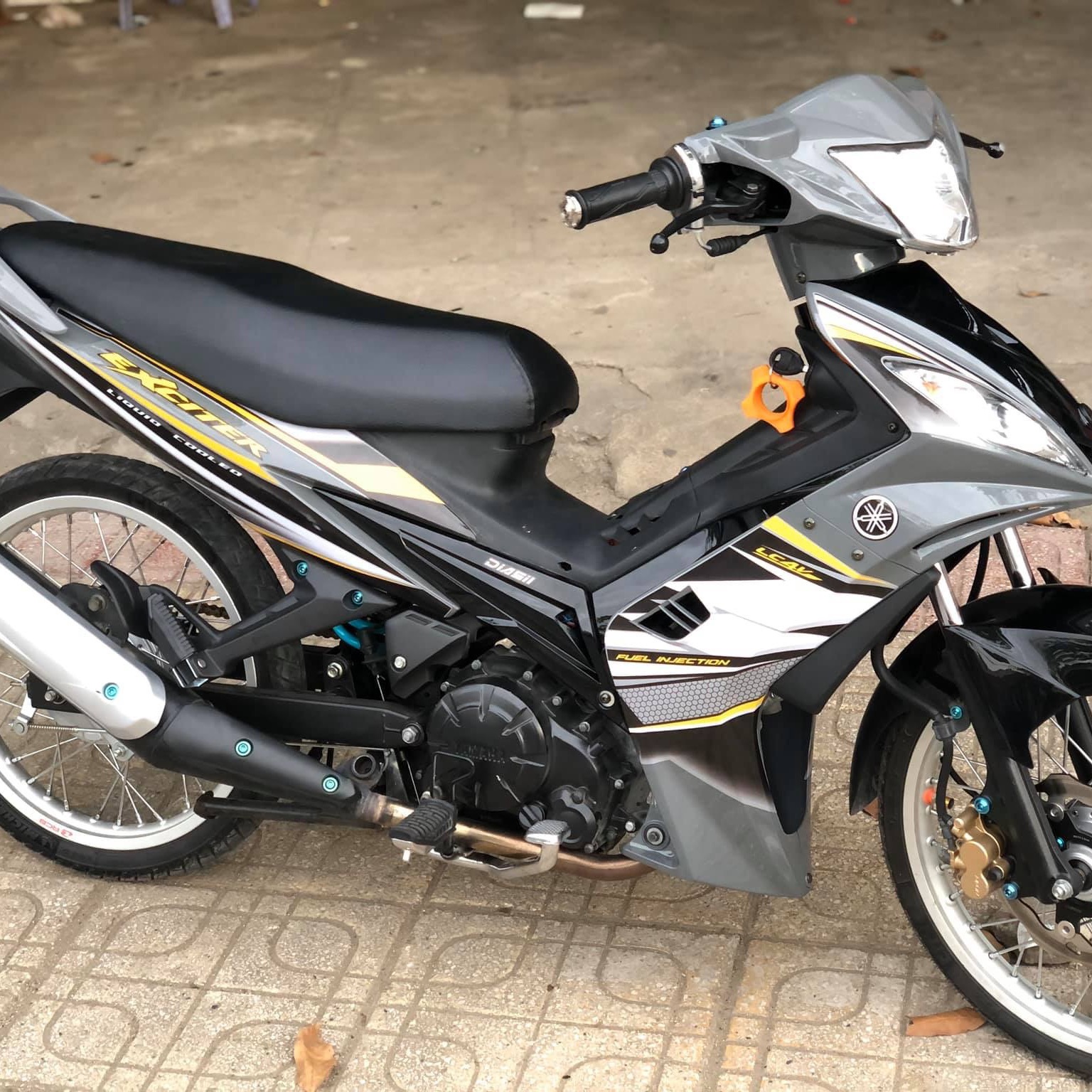 Tem rời exciter 2010 dán xe xám xi măng
