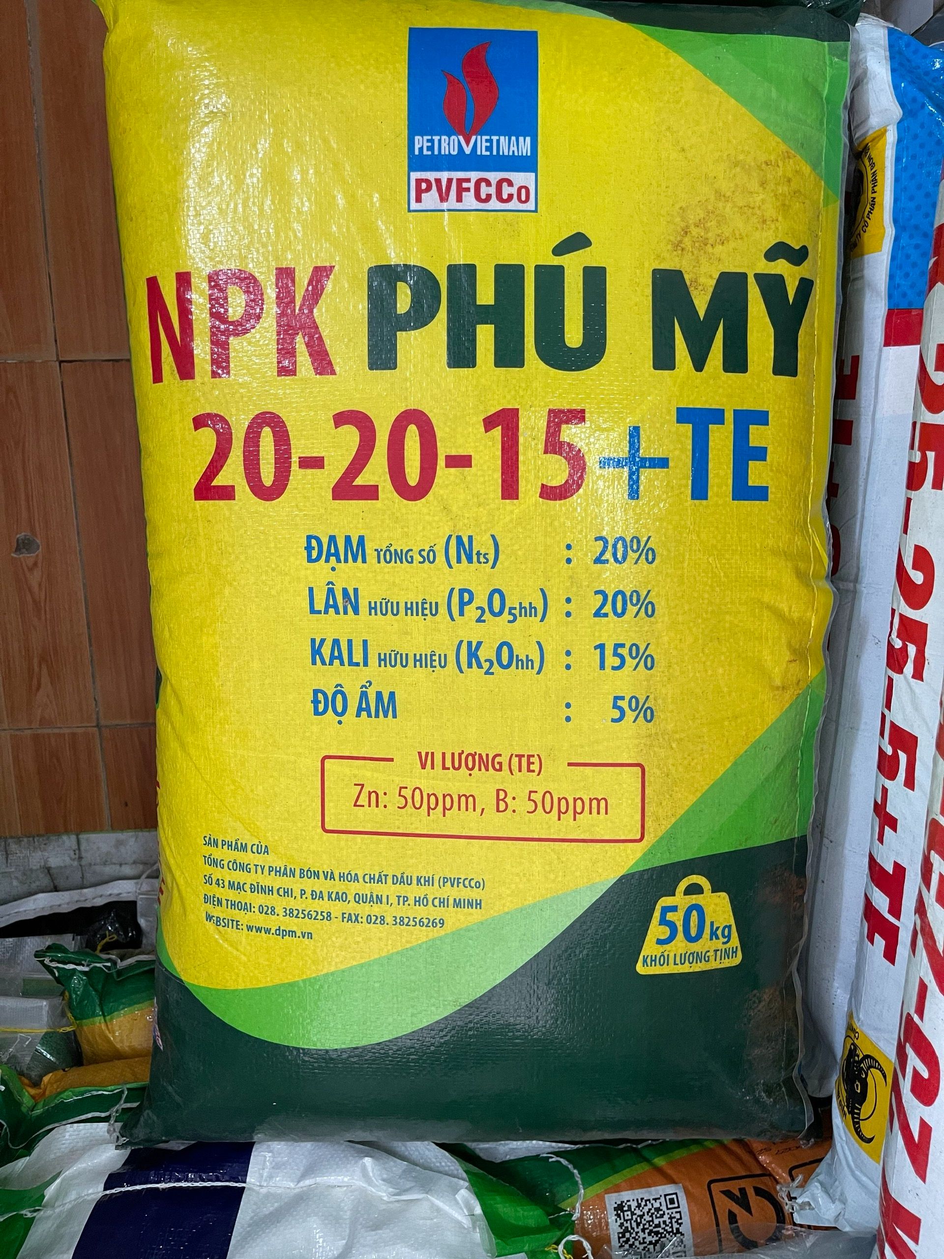Npk 20.20.15 phú mỹ 1 màu, nhanh tan, hấp thu tốt, tiết kiệm phân