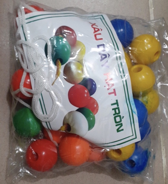 Đồ chơi xâu hạt cho trẻ tập xâu chuỗi