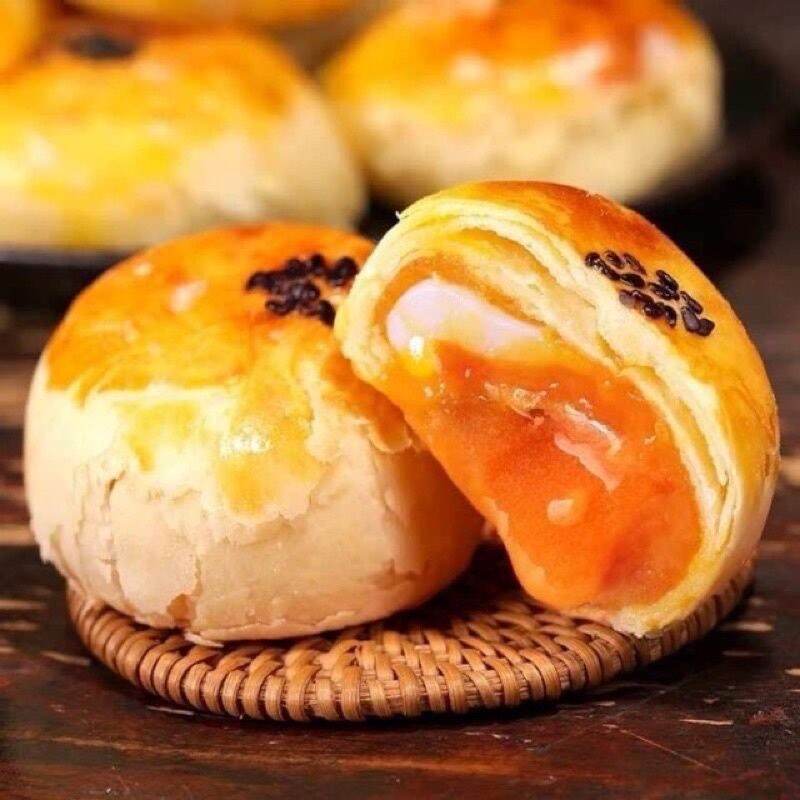 Bánh trứng muối chảy ngàn lớp cô gái đỏ.