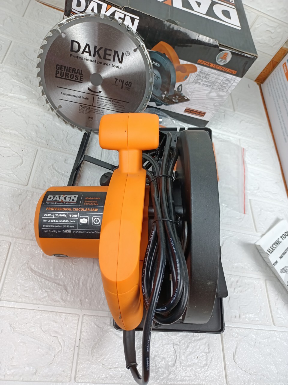 Máy Cưa Gỗ Cầm Tay DAKEN D185 (Tặng Kèm 1 Lưỡi 185 )