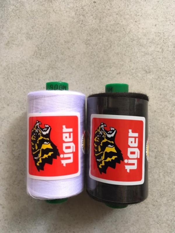 Combo 2 cuộn chỉ may Tiger loại 900m Có 2 màu trắng và đen cho khách chọn