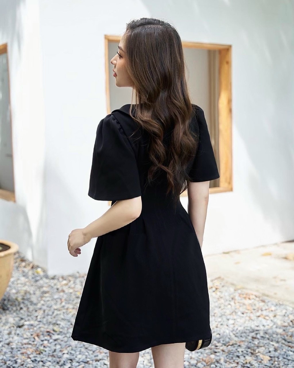 Đầm sm đen xếp li form ngắn