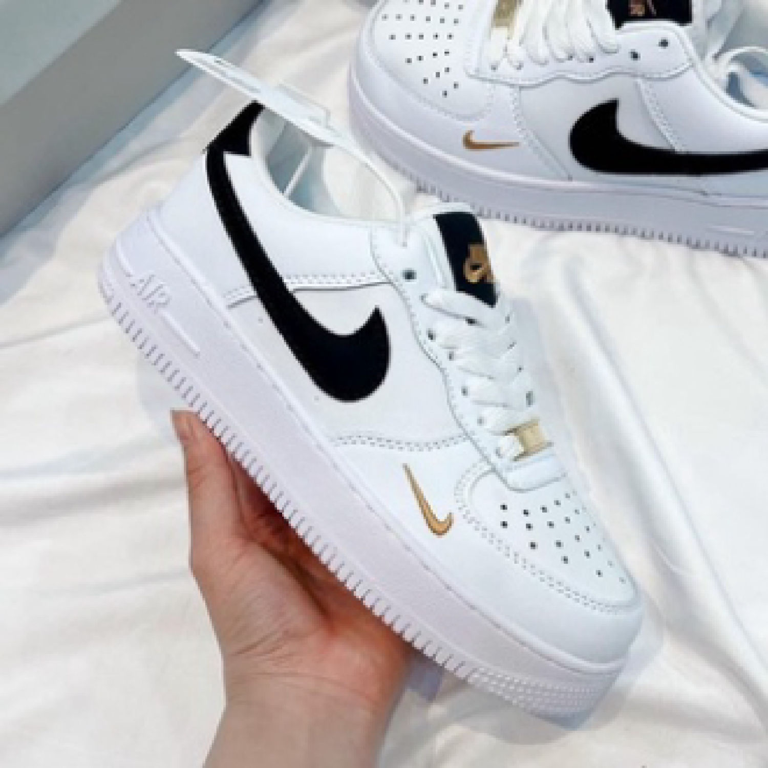 Giày AF1 Trắng Vệt Đen LOGO Vàng, Giày Air Force 1 trắng đen thấp mới full phụ kiện, full size 36-43