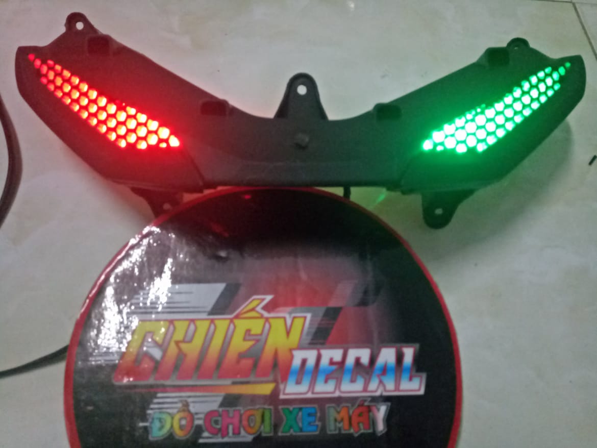 Demi lưới exciter 150 có đèn zắc cắm như zin.