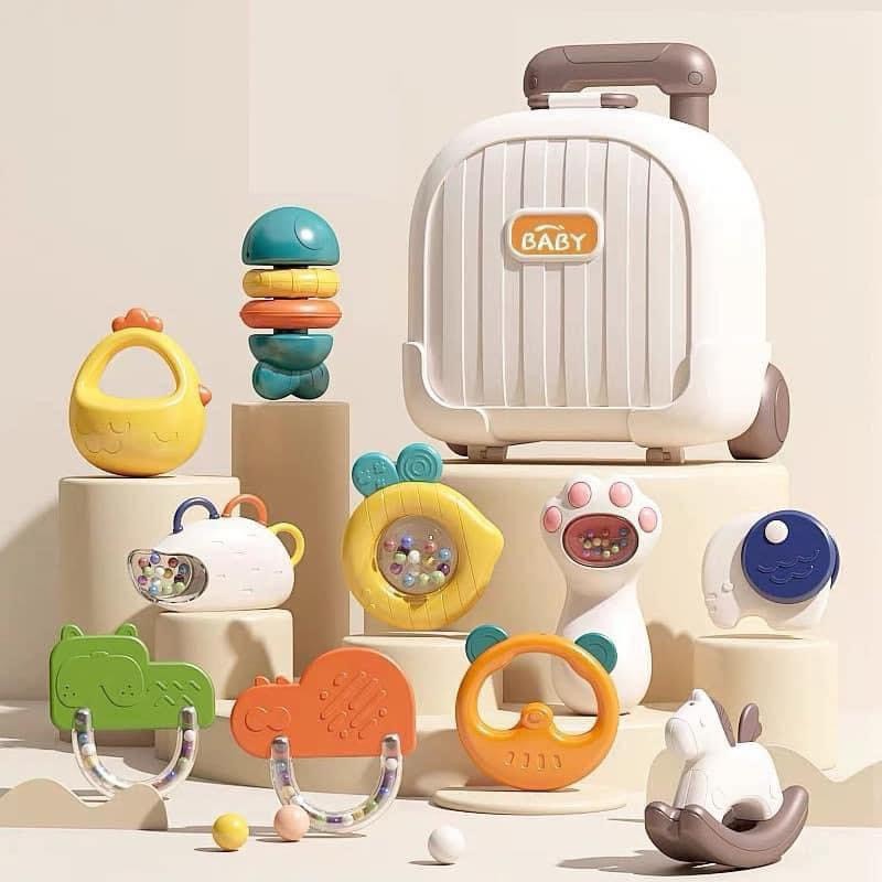Đồ chơi gặm nướu, lục lạc 10 món có hộp đựng vali ngộ nghĩnh cho bé