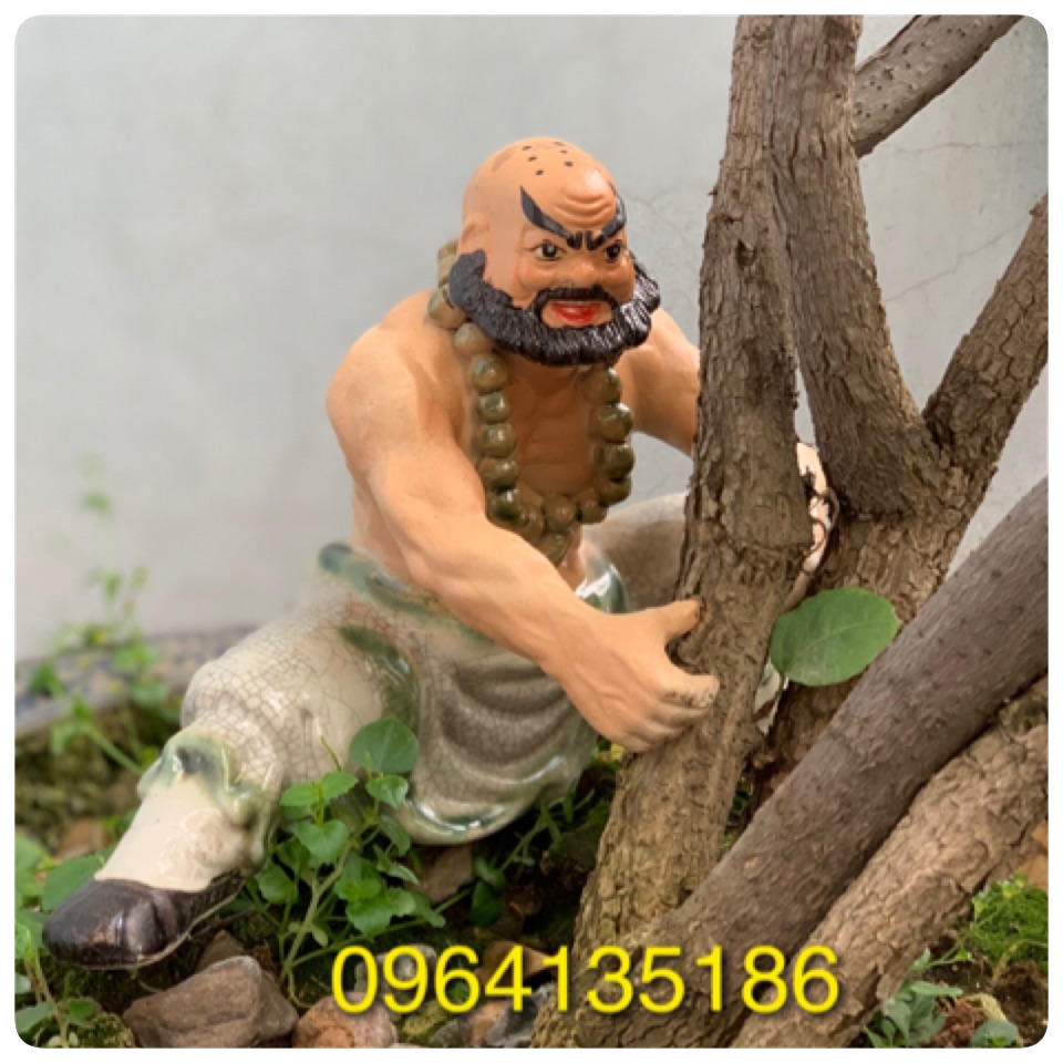 Tượng tiểu cảnh La hán ôm cây gốm sứ Bát Tràng