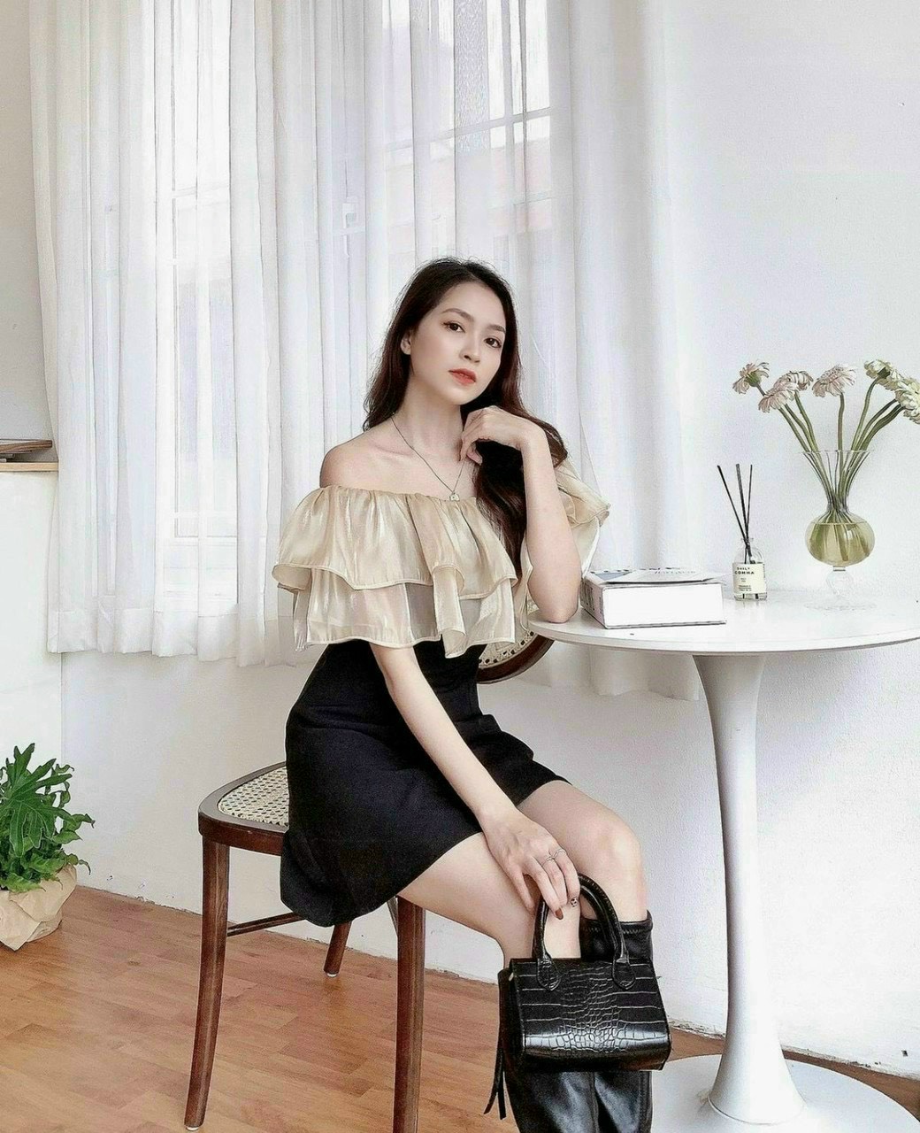 Đầm đen trễ vai đen voan tầng