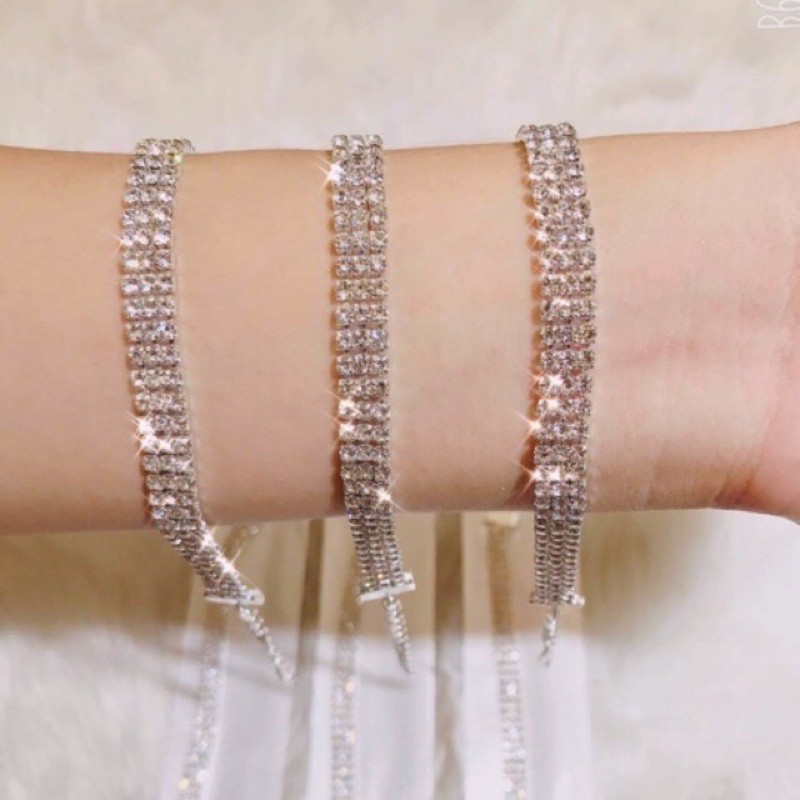Lắc tay lắc chân mỹ ký.