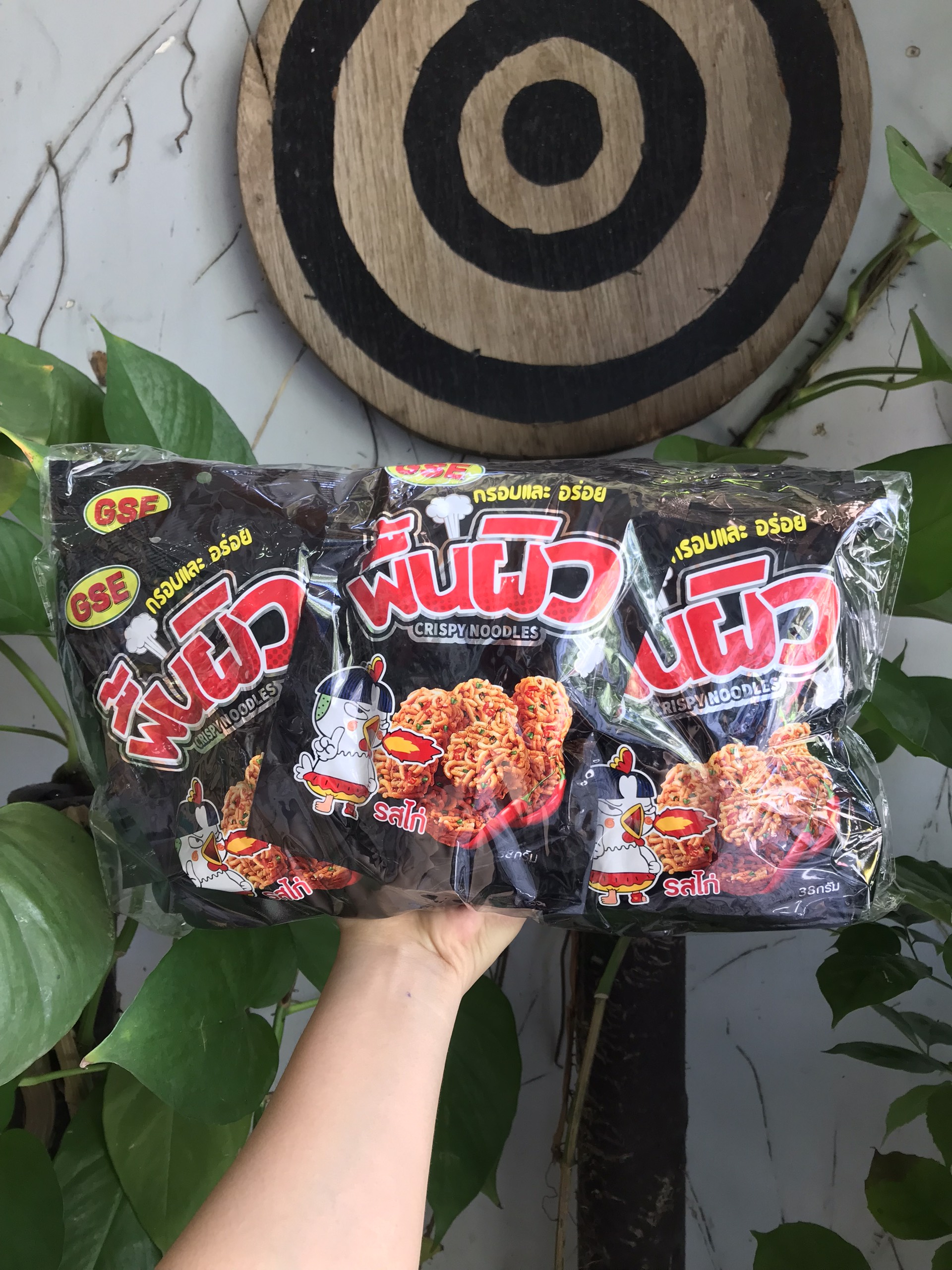 Snack Mì Viên Vị Gà Cay Thái Lan Crispy Noodles (Lốc 12 gói)