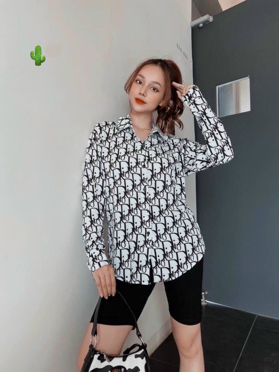 Áo sơ mi tay dài form rộng in chữ hiệu khắp áo cực xinh , chất kate lụa mềm mịn