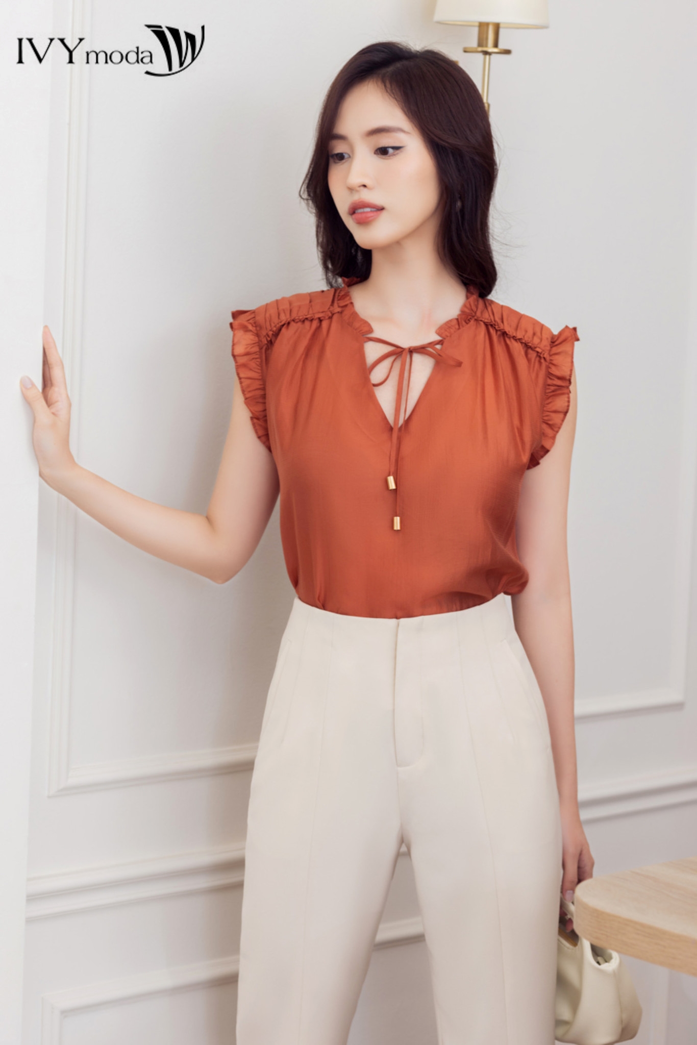 Áo lụa dập nổi nhấn bèo IVY moda MS 16M7473