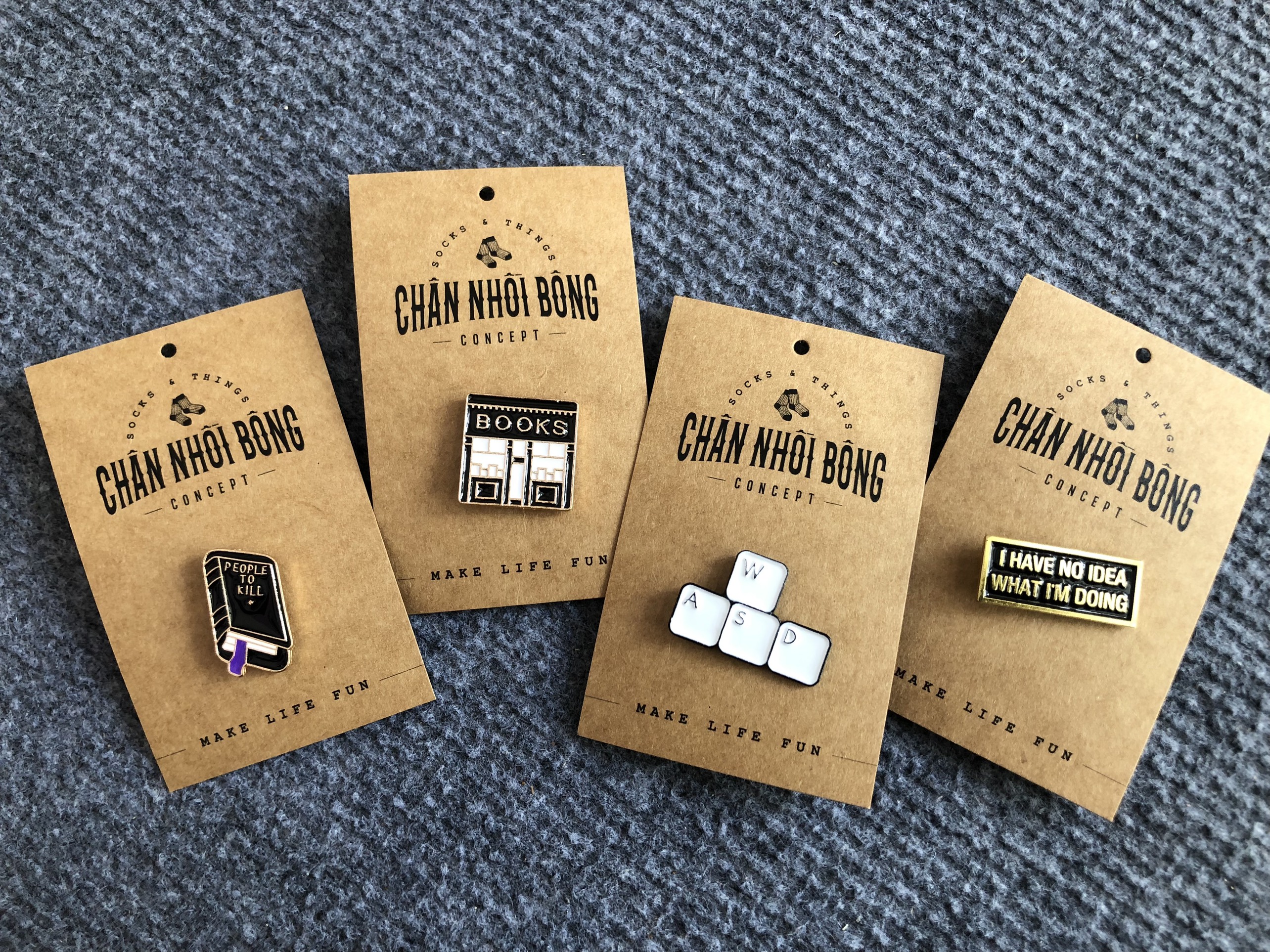 Pin cài áo, cài balo màu đen cá tính