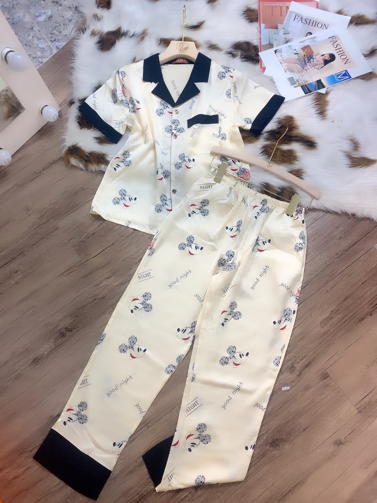 Bộ ngủ pijama lụa mickey phối cổ cộc dài