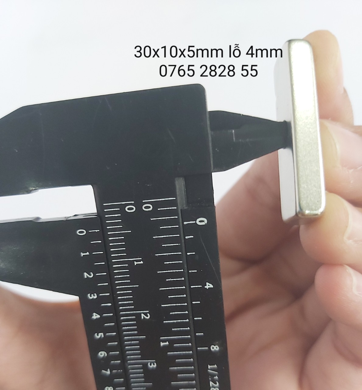 Nam châm 30x10x5mm lỗ 4mm