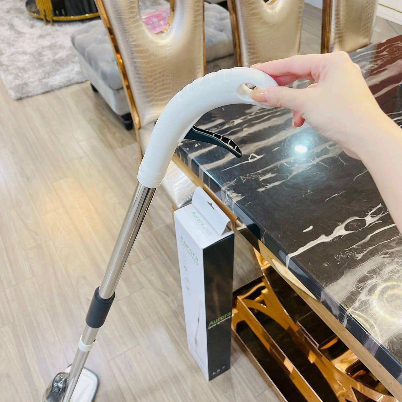 Chổi lau kính cán dài có bình phun nước