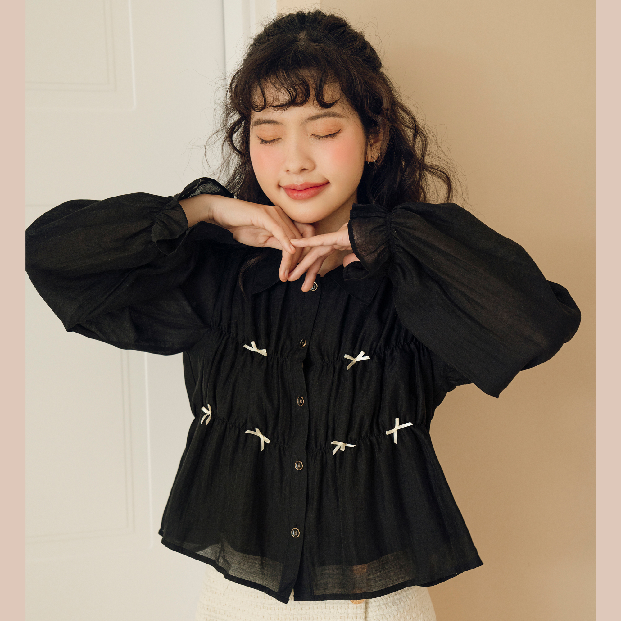 BLEUBIRD Áo lụa 2 lớp rúm bèo đính nơ Kuro Top