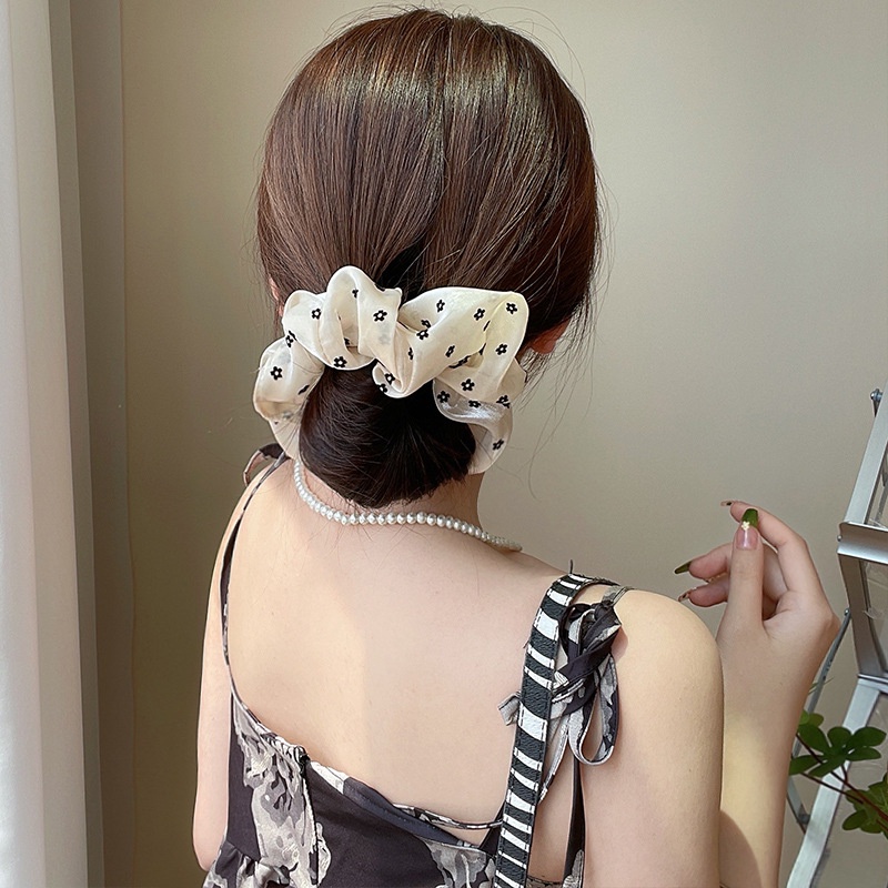 Cột tóc vài voan nhẹ nhàng cho nàng