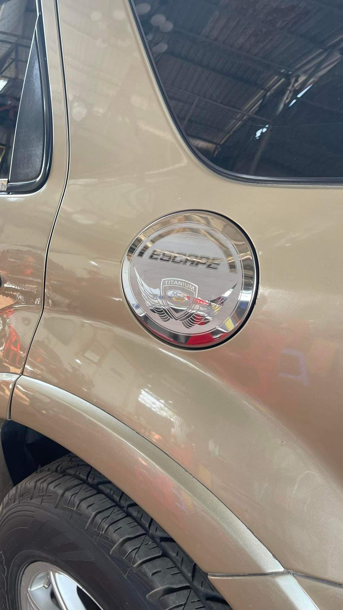 Ốp INOX nắp bình xăng FORD Escape