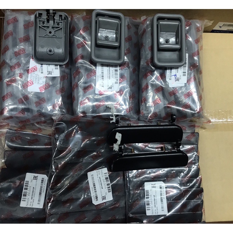 Tay mở trong Kia Pride, CD5