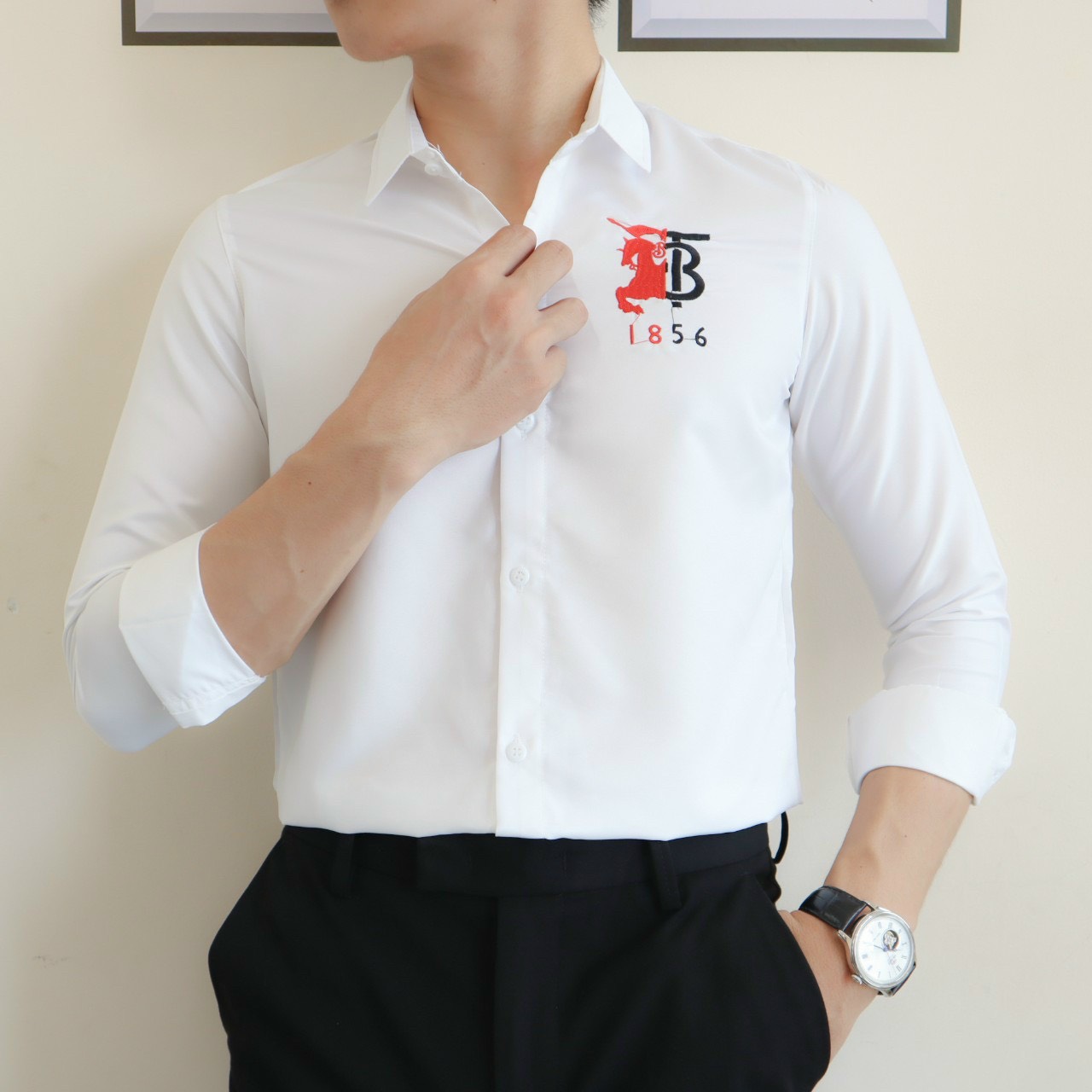 ÁO SƠ MI NAM DÀI TAY TRƠN BASIC LOGO TRÊN NGỰC TM026