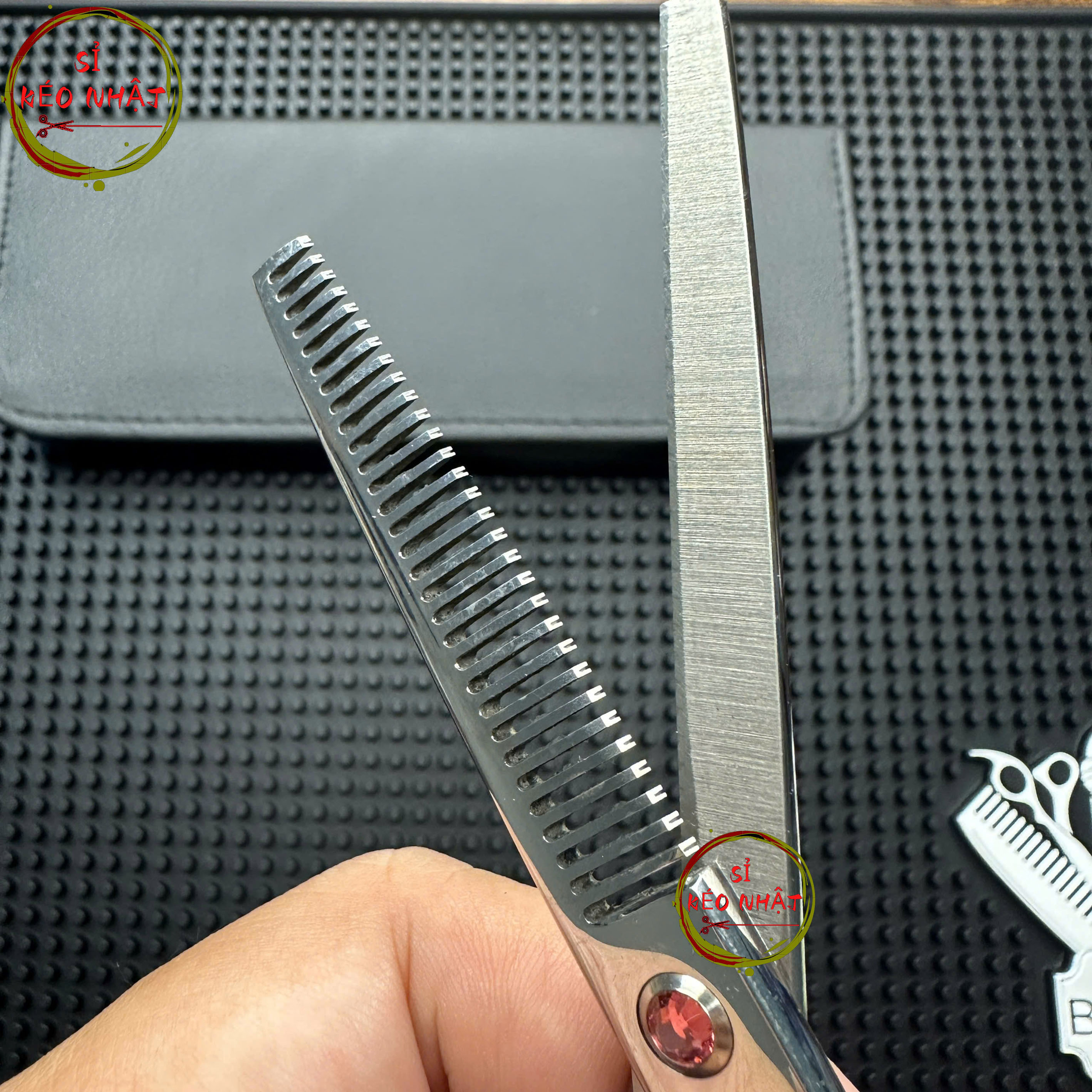 Bộ kéo cắt tóc Nhật Bản cao cấp màu trắng JS02 [Mua bộ kéo tặng kèm bao da + 2lược, chỉnh kéo]