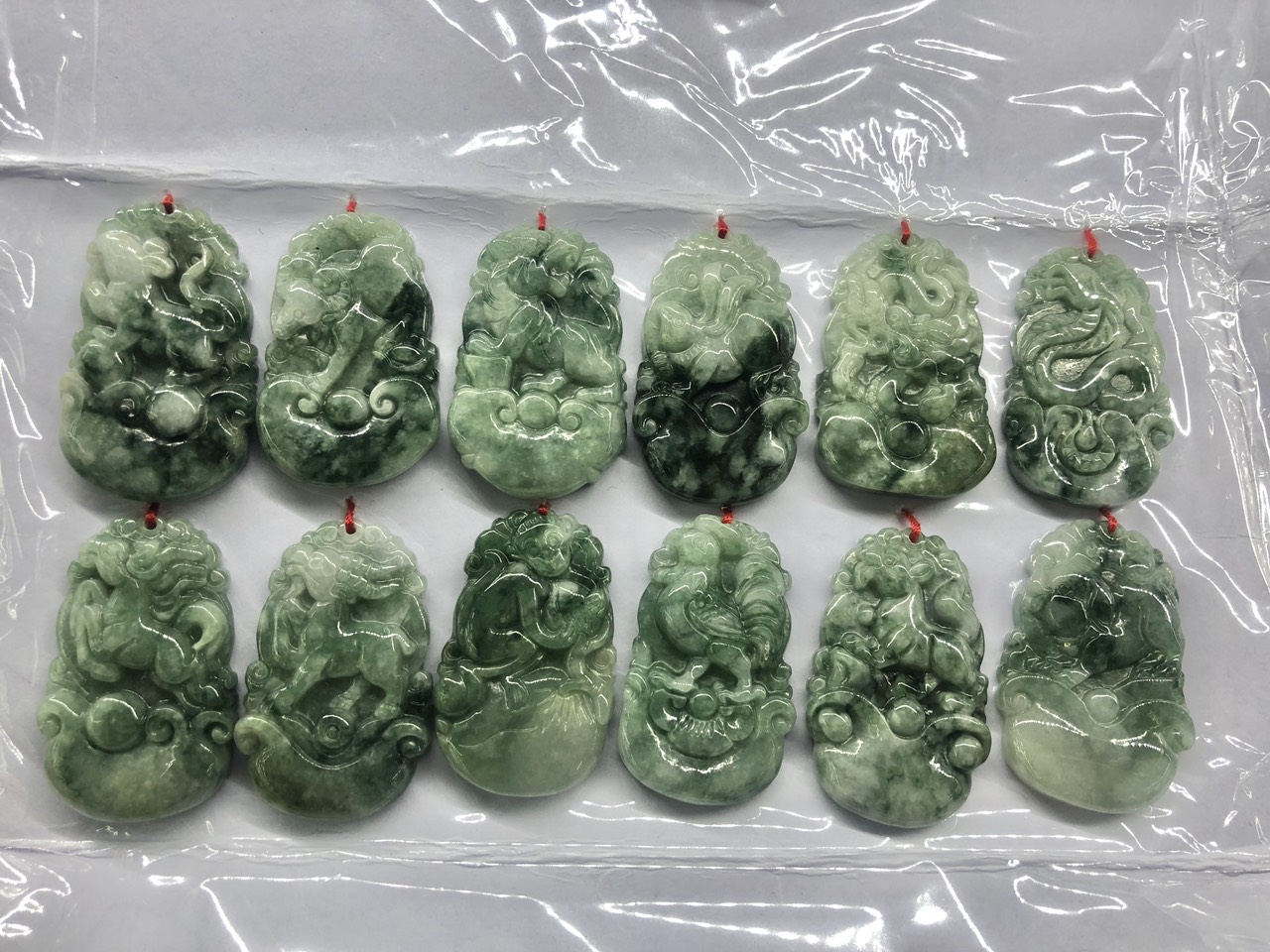 Mặt dây chuyền 12 con giáp phong thủy đá ngọc phỉ thúy