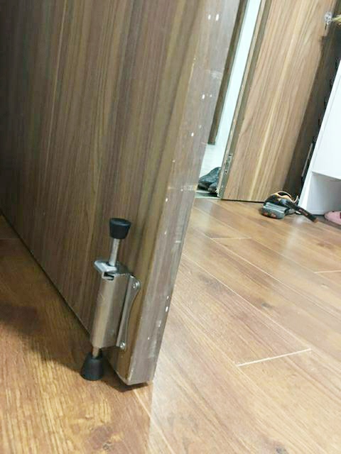 CHẶN CỬA CHÂN ĐẠP CHỐNG GIÓ CỬA