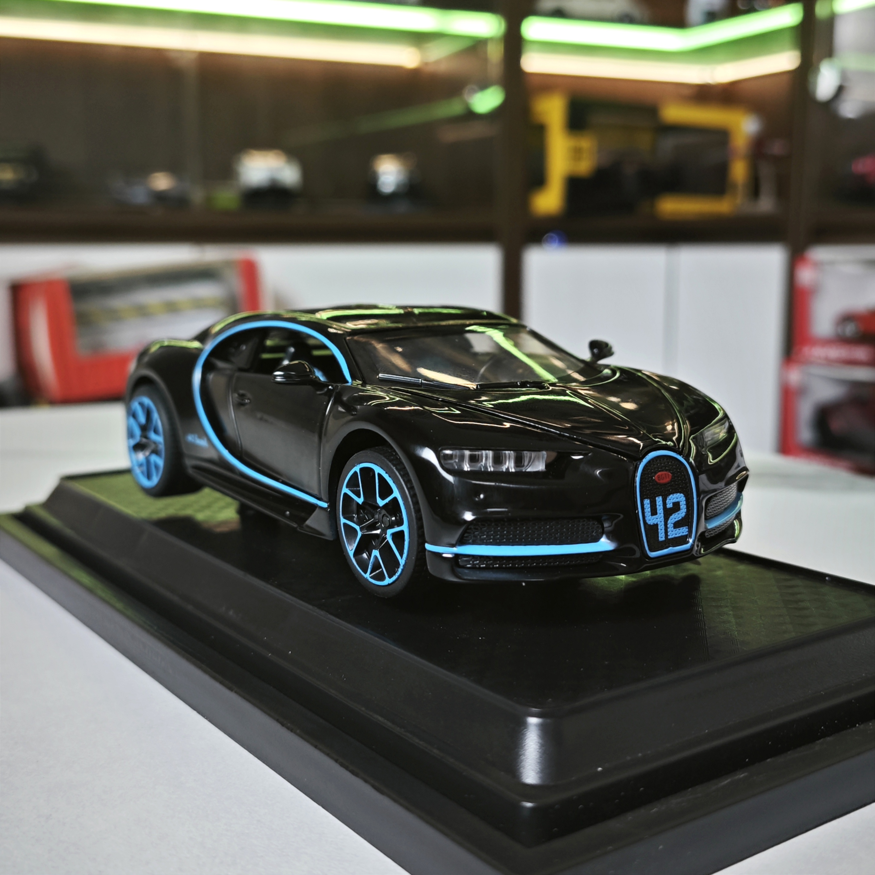Xe mô hình sắt Bugatti Chiron tỉ lệ 1:32 hãng Miniauto đen xanh