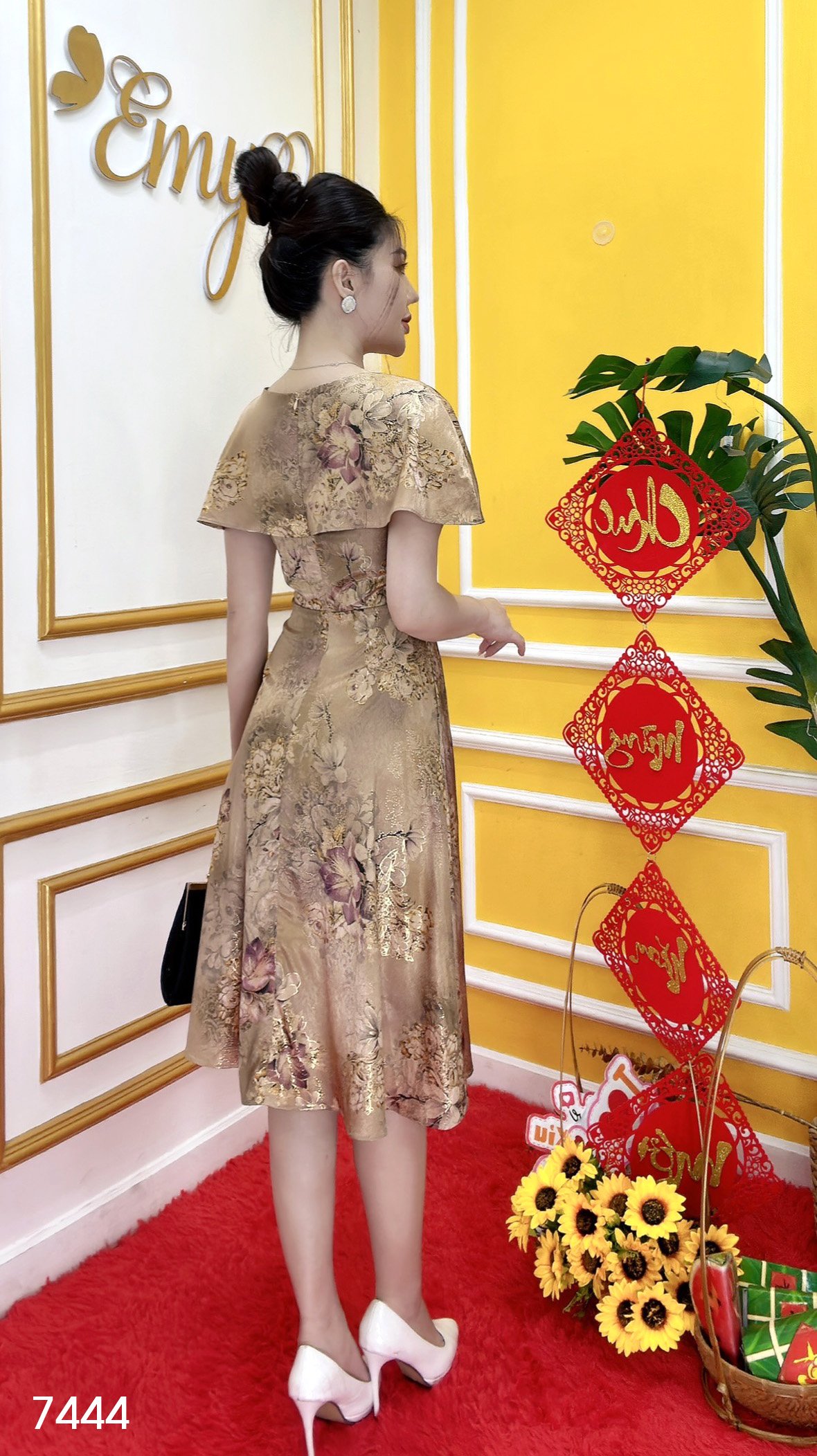 Đầm EMY EM7444 Xoè Lụa Vân Pháp LVP Vai Choàng