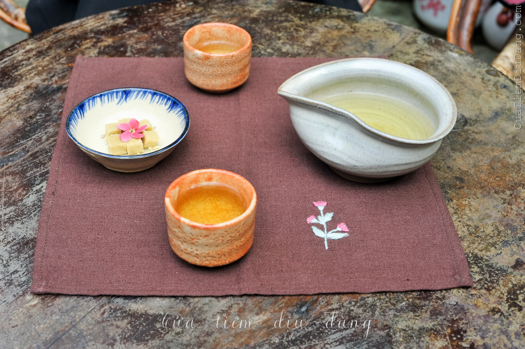 Khăn tay (Khăn mùi xoa) vải linen thêu thủ công – Cúc chi
