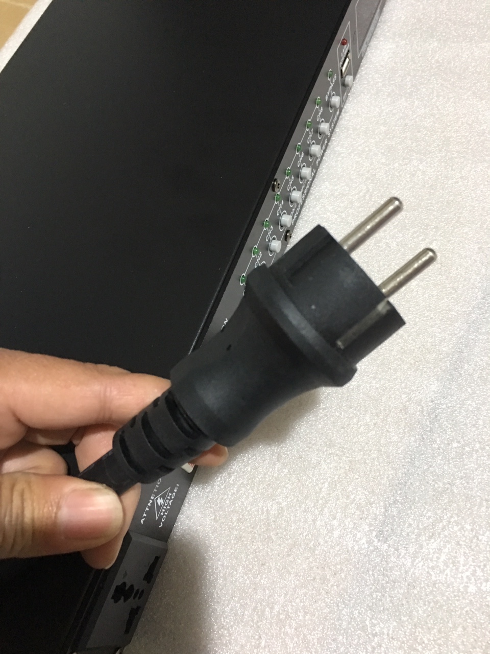Quản lý nguồn dbx HF - 680 , 9 CỔNG . Có đèn led