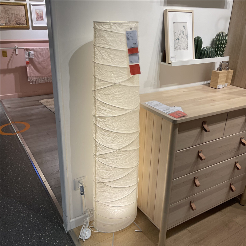 Đèn cây giấy lụa Vickleby IKEA trang trí phòng khách, phòng ngủ