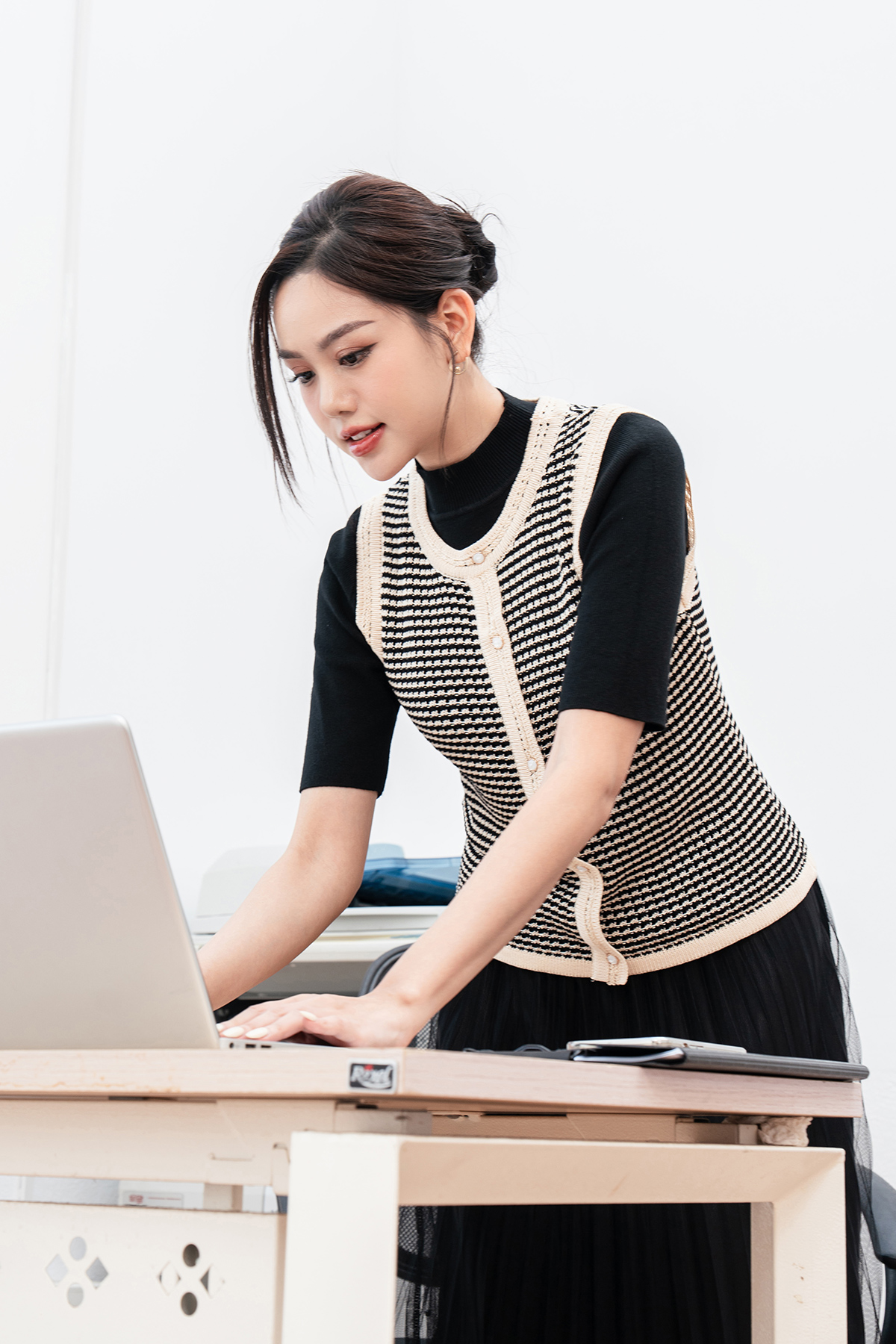 Áo len nữ sát nách dệt kẻ LAMER L61W23Q006