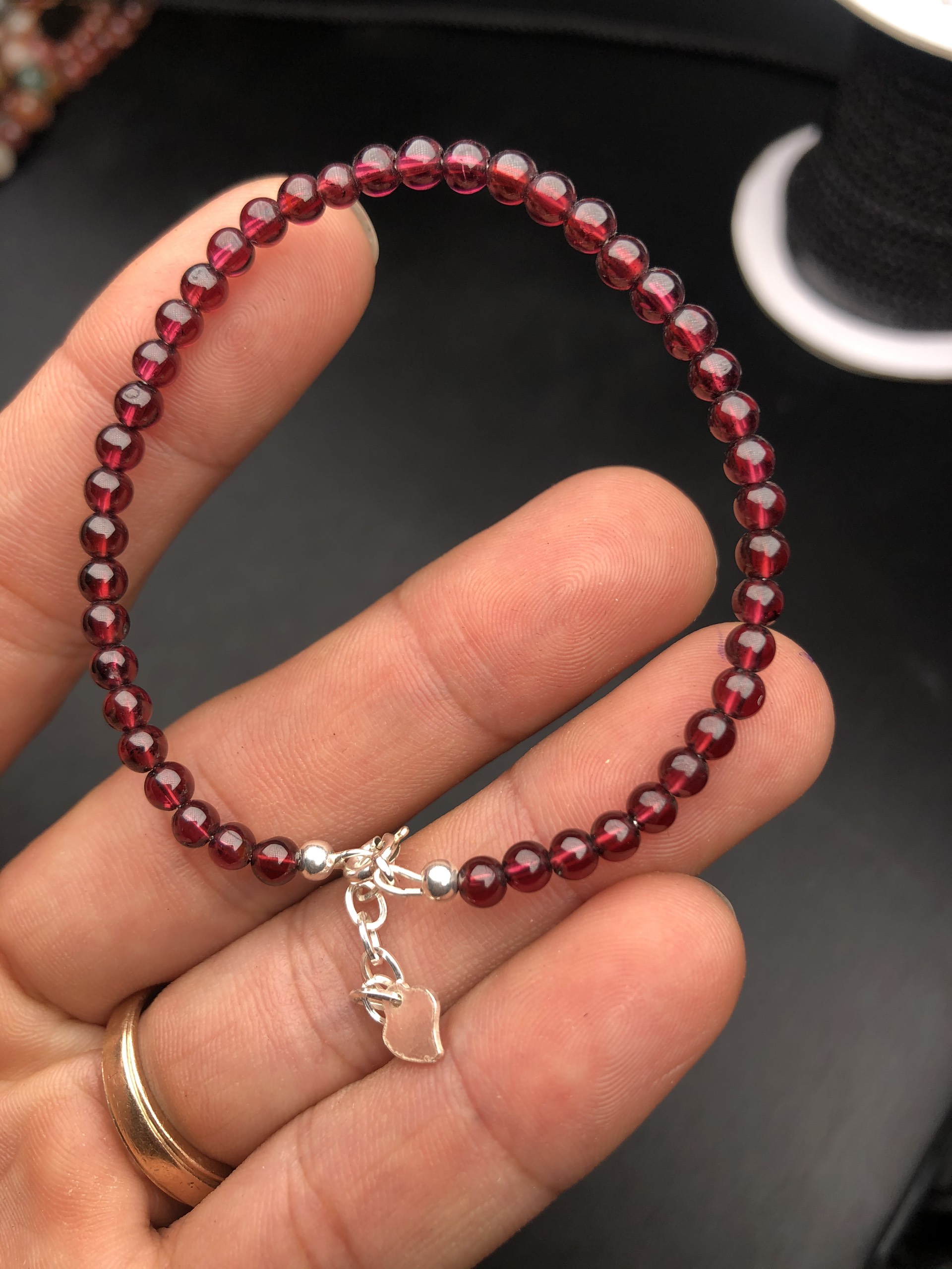 Vòng tay đá garnet 4mm lõi dây bạc siêu xinh